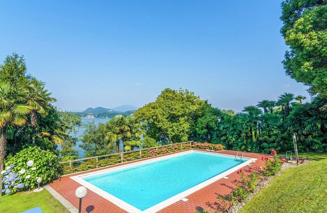 4-room corner apartment with 2 bathrooms in a residence with pool