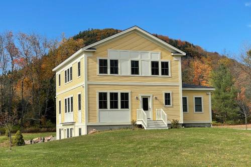 4-Season Getaway Fantastic Location and Views!