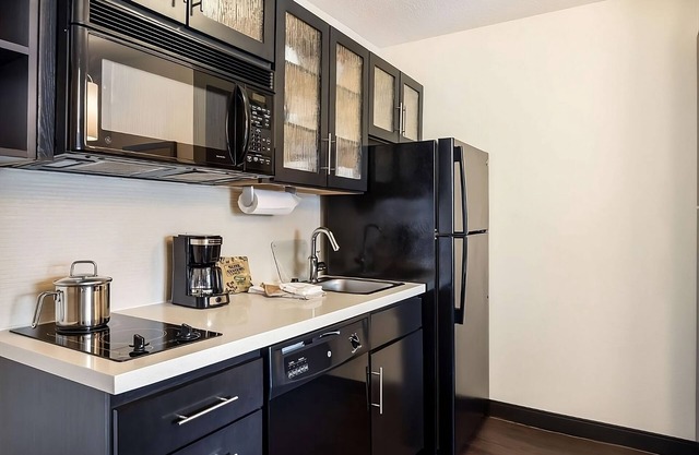 4 Spacious Suites w/Full Kitchen Ideal for Extended Stays - Pets Welcome