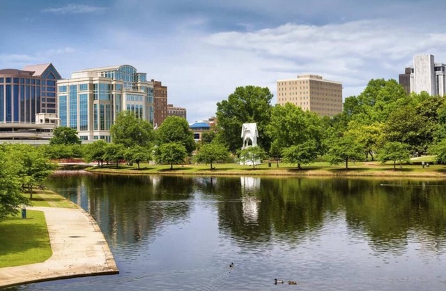 4 Stylish Units for Business Travel, Breakfast, Park