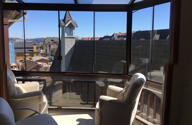 4 SUITES, IN BORGES MEDEIROS, TWO BLOCKS FROM RUA COBERTA!