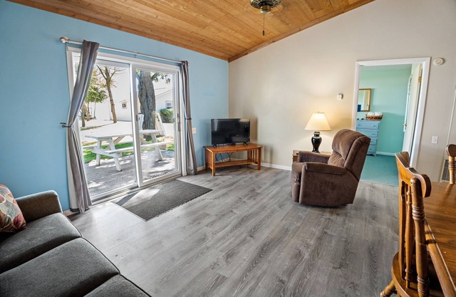 #4 Thomas' Parkside Cottages, 2BR Wheelchair access w/Huron Beach view.