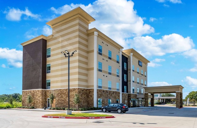 4 Units Close to Pin Oak Village Park, Kitchenette, FREE Breakfast & Parking!