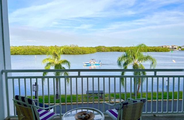 407 Vitamin Sea- Waterfront- Beach resort-amenities, wifi, parking included