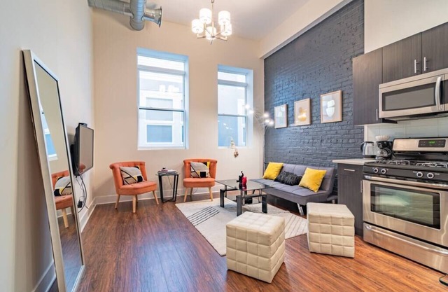 420 friendly Modern 2BR with optional parking for up to 6 guests