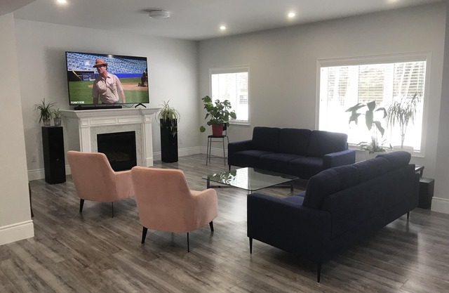 4200 sq ft 5 bedroom house, golf sim, beaches, skiing and trails seconds away!
