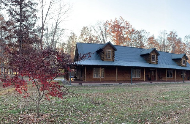 4500 sq ft Secluded Log Cabin on 17 acres-sleeps 16+;Week stay 20% off