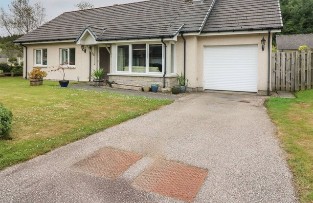 49 METHLICK WOOD, pet friendly, country holiday cottage in Methlick