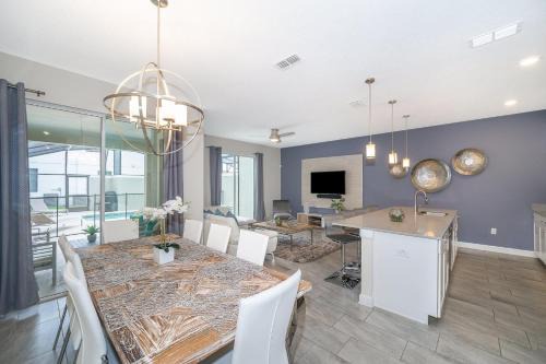 4964RS TOWNHOUSE 4 BEDROOMS & 3 BATHROOMS + POOL