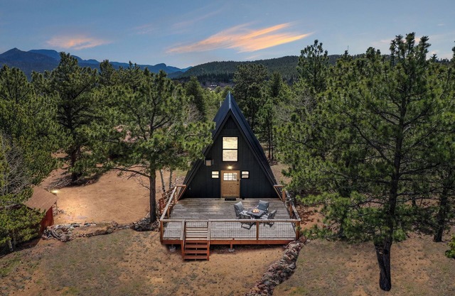 4bd AFrame Cabin with Hot Tub + 13,000ft Mountain Views + Hiking Close By