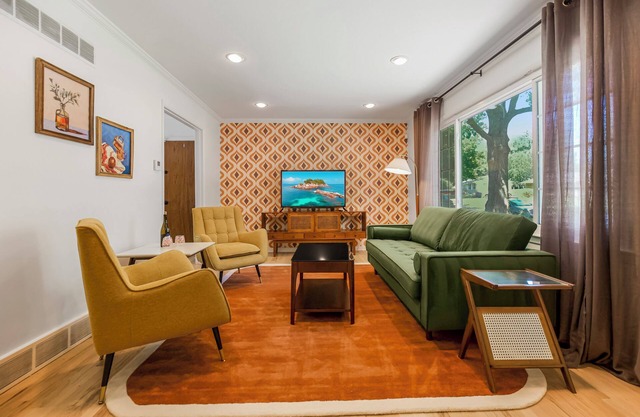 4BD - Central Location - Backyard & Games