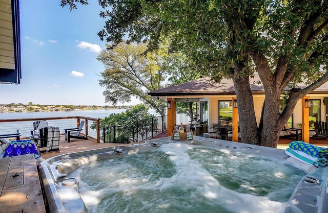 4BDRM Luxury Lakehouse HotTub, Firepit & BoatDock