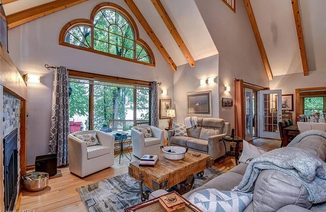 4bed 4bath cottage on Pigeon Lake + 1bed Coach House!