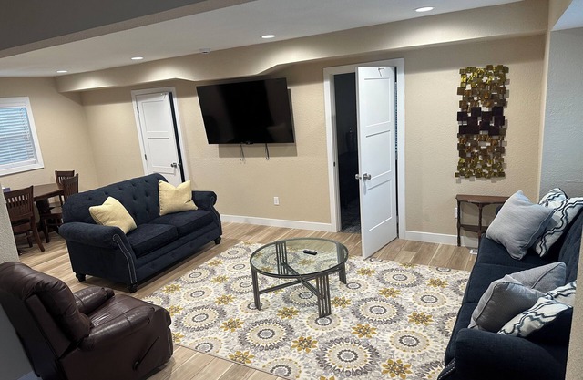 4BR/2.5 Bath house in Aberdeen, SD, with WiFi, AC, Heat. Centrally located.