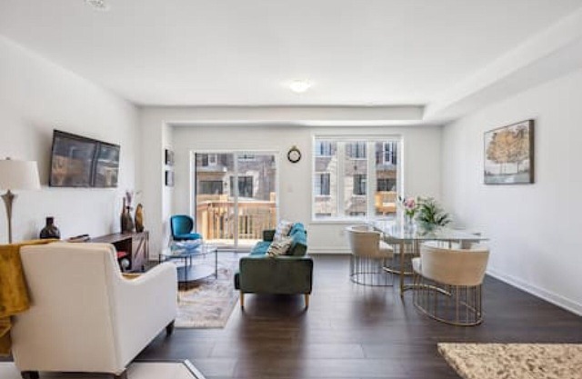 4BR 2.5WR Townhouse Downtown Whtiby