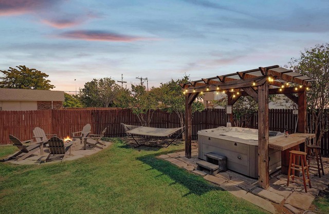 4BR/2BA Home - Hot Tub, Grill & Playground