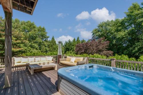 4BR 3BA Hot Tub Media room Weekly rates