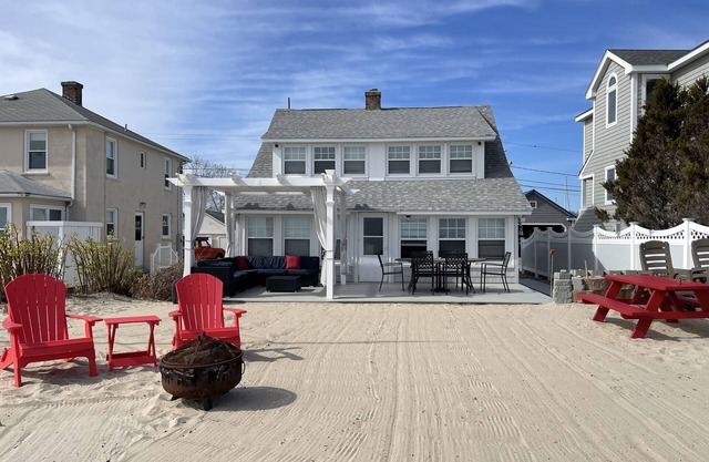 4BR Beach Cottage sits on private beach. Sleeps 12 with comfort, Outdoor grill