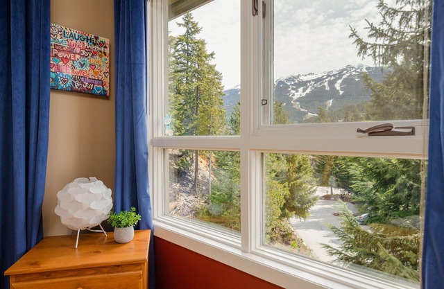 4BR | Blueberry Hill Estates | Mountain Views | King Bed | Wood Burning Fireplace | 3 Balconies