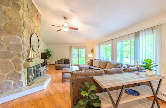 4BR Charlevoix Getaway – Walk to Lake!