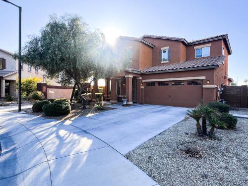 4BR Family Home Golf, Resort, Casino, Fire Pit Oasis in Goodyear
