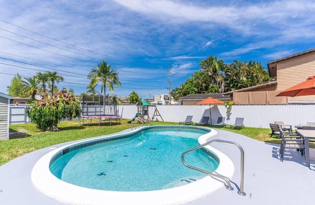 4BR House, Heated Pool 5 mins to Beach Game Room