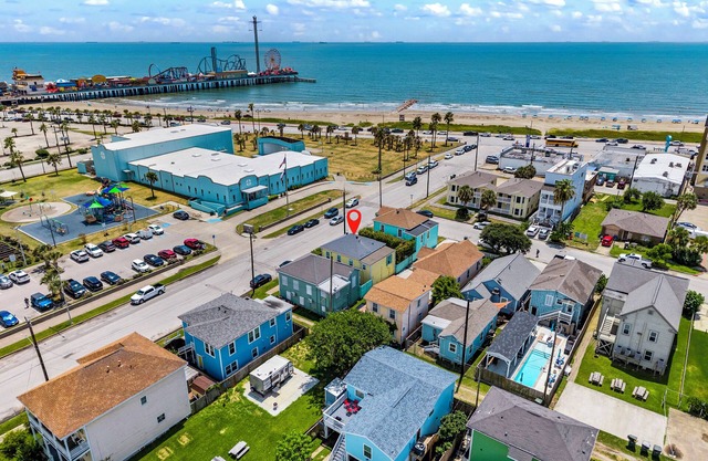 4BR Island Getaway–Walk to Seawall & Pleasure Pier