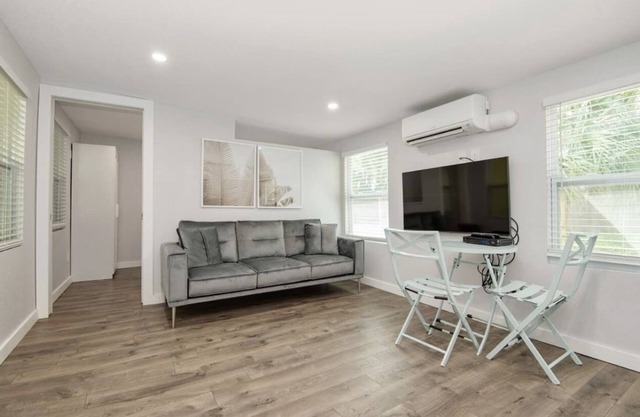 4C Newly Renovated 1 Bedroom with Kitchenette