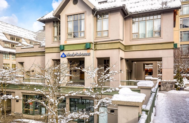 4th-floor mountain studio with gym, balcony, fireplace, washer/dryer, kitchen