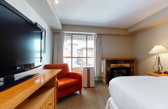 4th-floor studio near ski lifts with golf nearby, gym, fireplace, & jetted tub