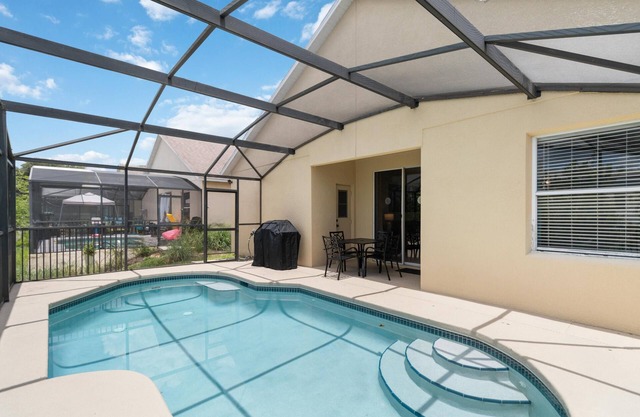 5/3 Pool home located in Sunset Ridge Community!