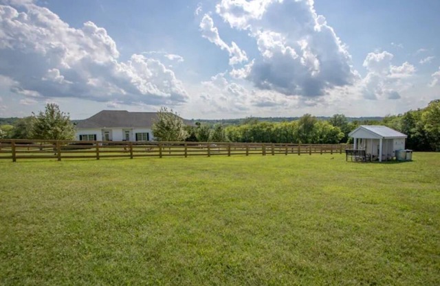 5 Acre 3 Bedroom Farmhouse Next Door to Troubadour