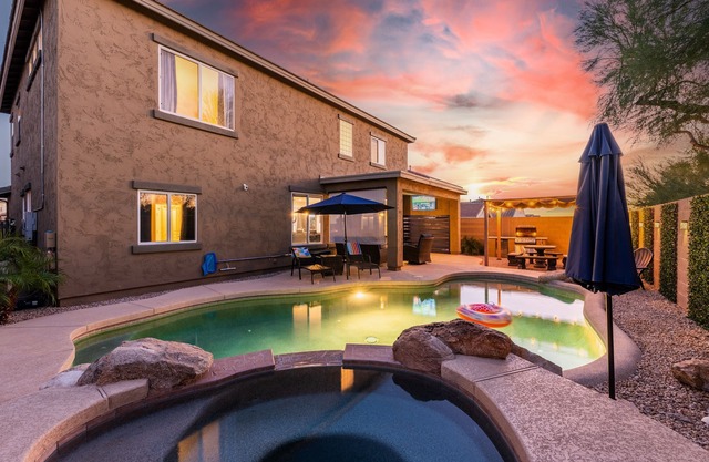 5 Bed| 3 Full bath home w/rec room, private pool & hot tub!