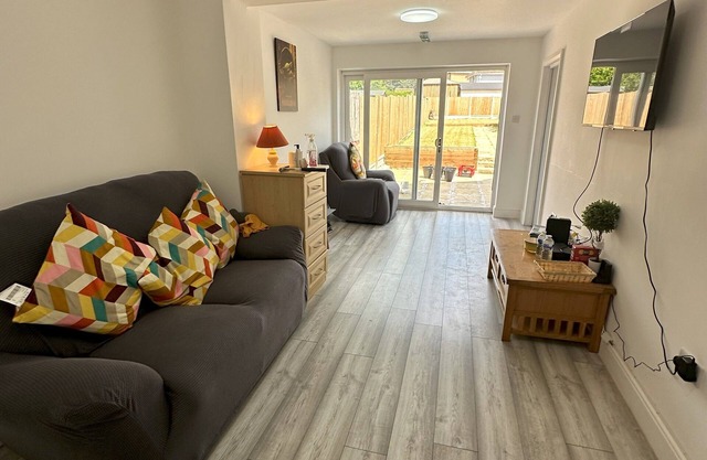5 Bed Family Home - Spacious and Stylish with garden views - Greater London
