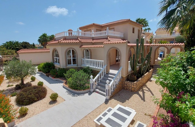 5 bedroom 4 bathroom villa with private pool 10MX4M and bar in Gran Alacant.