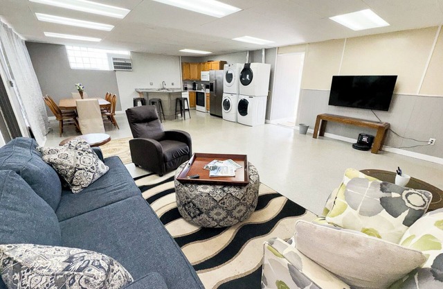 5 bedroom, 1.5 Bath, Ground Floor, Ranch Style Unit, Sleeps 12, Boat Launch, NEW