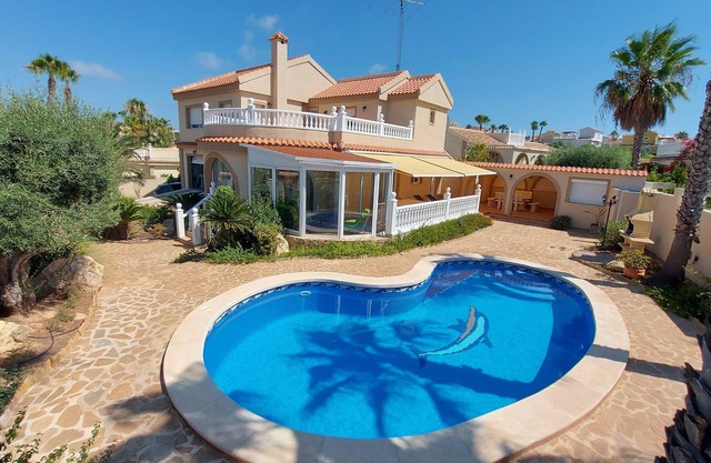 5 bedroom, 5 bathroom villa with private pool and bar in Gran Alacant.