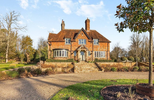 5 bedroom accommodation in Hawkhurst