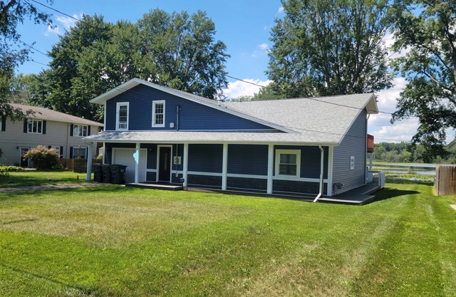 5-Bedroom All-Sports Lake Retreat: Hot Tub, Wi-Fi, Fire Pit, Kayaks