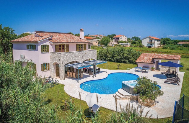 5 bedroom awesome home in Valtura