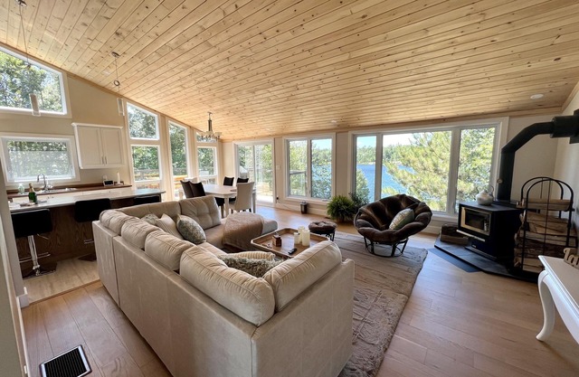 5-Bedroom Executive Lakefront Retreat Sleeping 12- Relax, Recharge and Reconnect