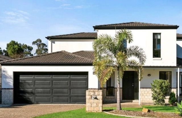5 bedroom home in Molendinar Gold Coast Ample space for large family .