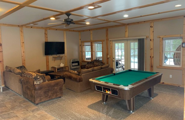 5 bedroom home in Paradise! 4 miles from Tahquamenon Falls