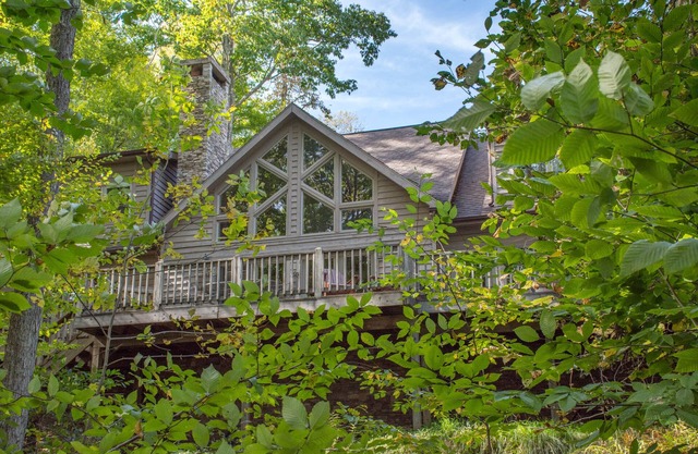 5 Bedroom Home, located on private cove, close proximity to ski resort and parks