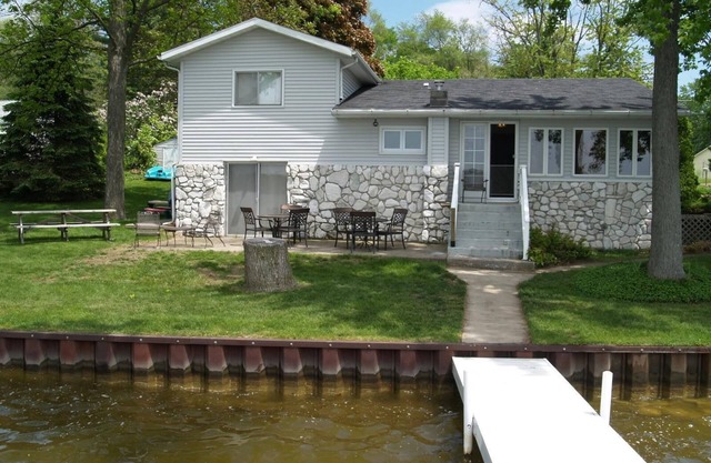 5 Bedroom Home with 100 Feet of Sandy-Bottom Frontage on All-Sport Palmer Lake!