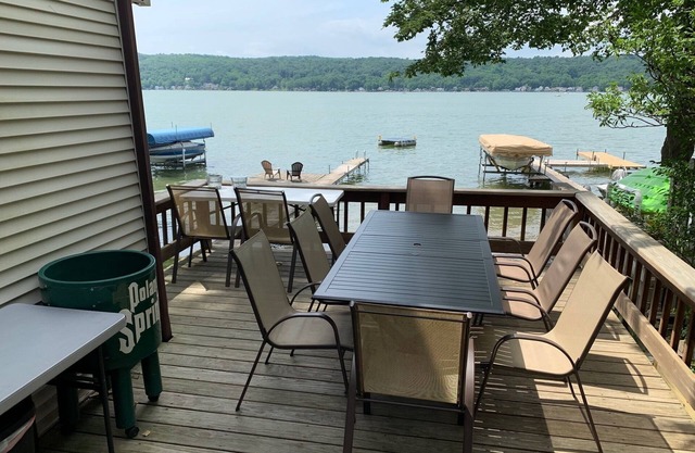 5 Bedroom Lake House Sleeps 10