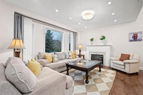 5 Bedroom Luxe Home with Patio beside Square One