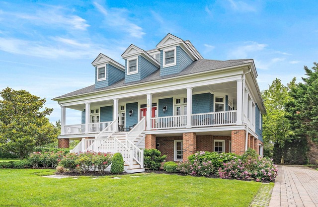 5-bedroom vacation home just a short walk to Cape May Beach