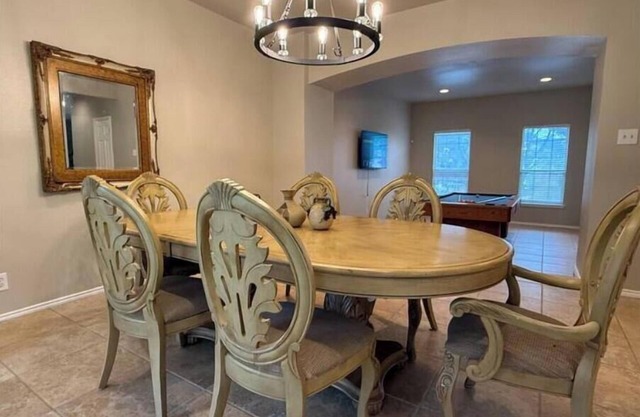 5 beds 3 bathroom Large patio pool table stone oak