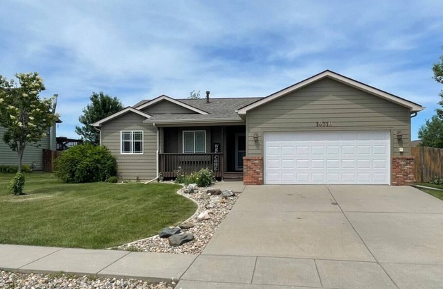 5 Beds, Hot Tub, Fenced backyard